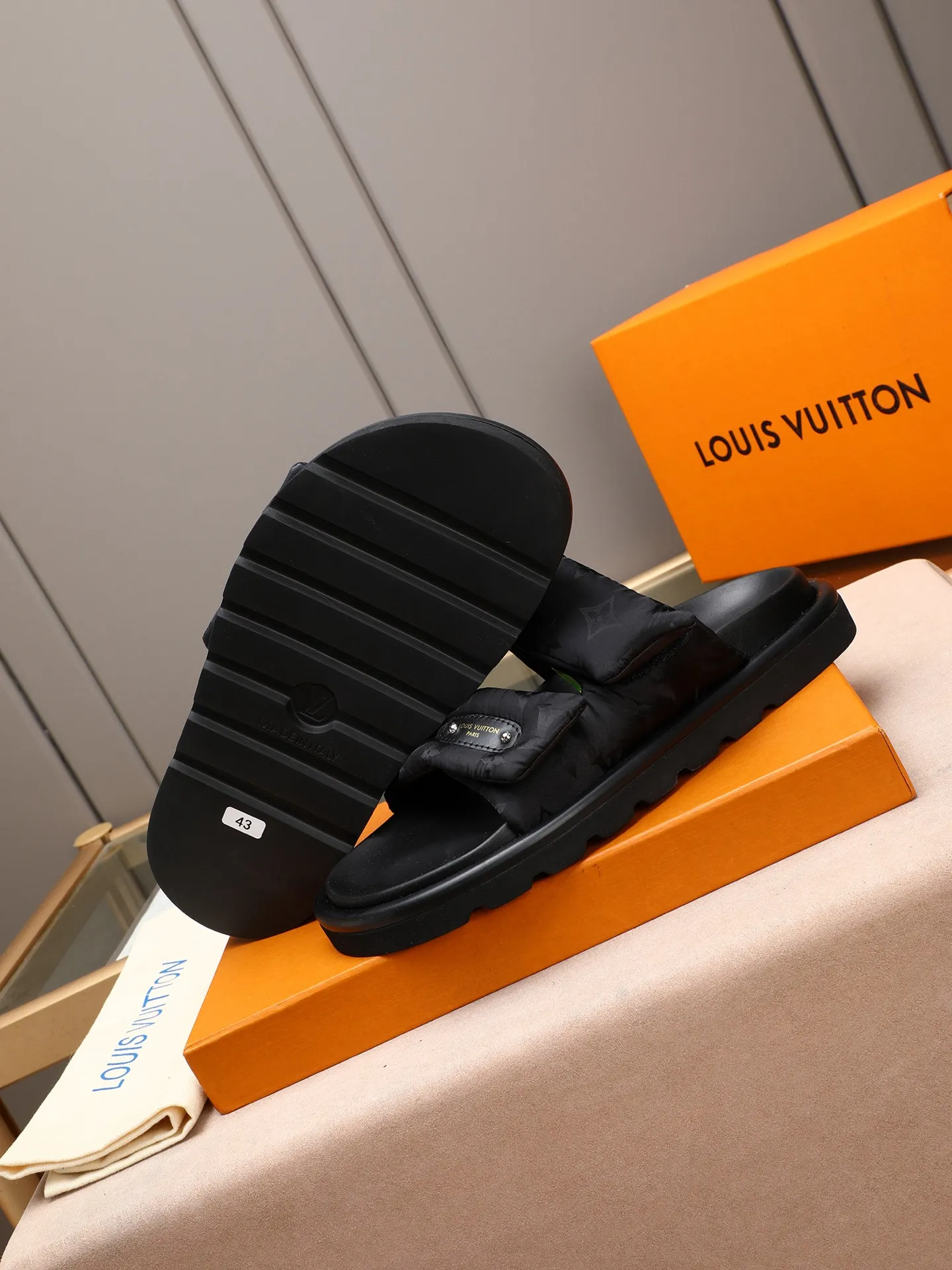 PP360 [LOUIS VUITTON] Louis Vuitton, LV printing, men's and women's slippers are on the market. The drawer box packaging comes with a cloth bag and a card. The upper pattern looks very soft and waxy, and it is a super versatile leg slimming tool. Fabric: imported denim/canvas/old fabric, LV hardware LOGO, official website pattern printing, comfortable to wear, feet: high-elastic PU water table. Sole: foam sole, heel height: about 5cm. Code number: 35-46, 35, 45, 46 are custom-made and non-returnable. Color: multiple colors and styles available.
